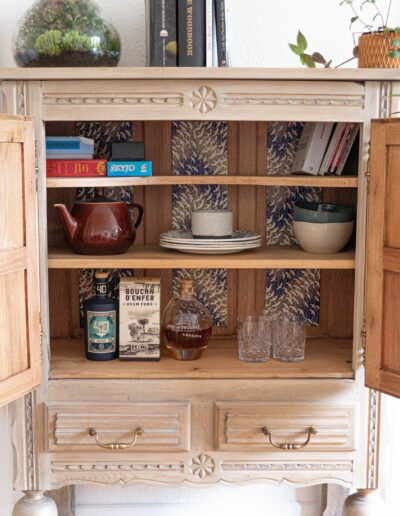 intérieur buffet relooké avec papier peint