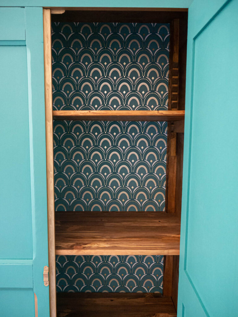 détail relooking armoire parisienne style art déco avec papier peint