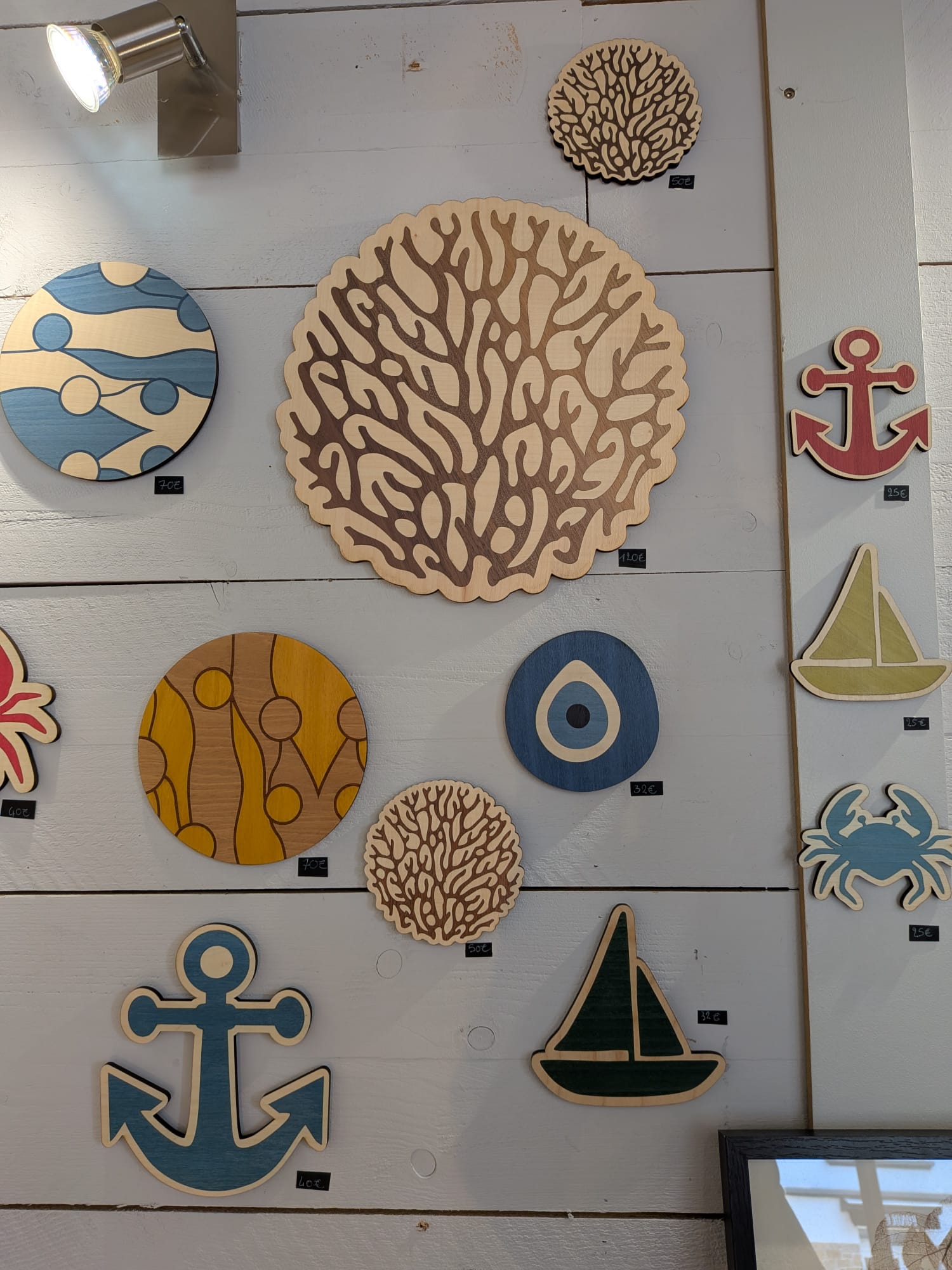 dizaine de décorations murales en marqueterie de bois